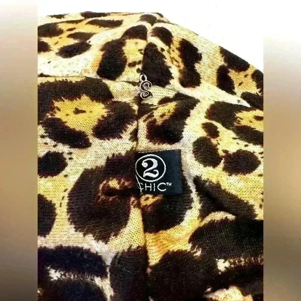 2 Chic Womens Infinity Scarf One Size Leopard Print Hidden Zipped Pocket